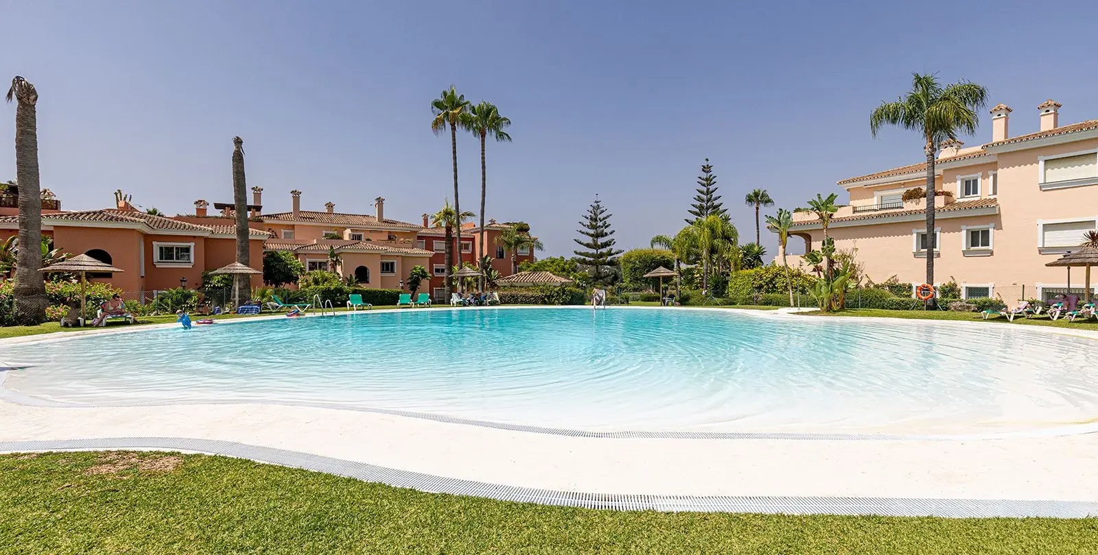 Sale of ground floor apartment in Estepona 1