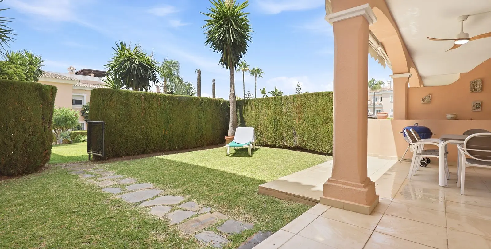 Sale of ground floor apartment in Estepona 2