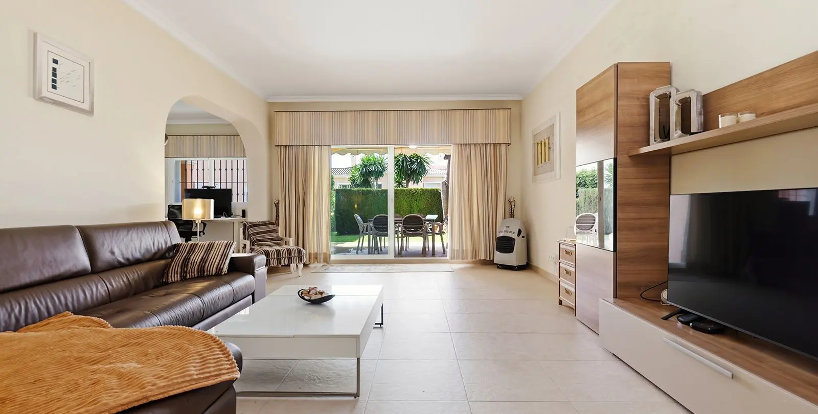 Sale of ground floor apartment in Estepona 18