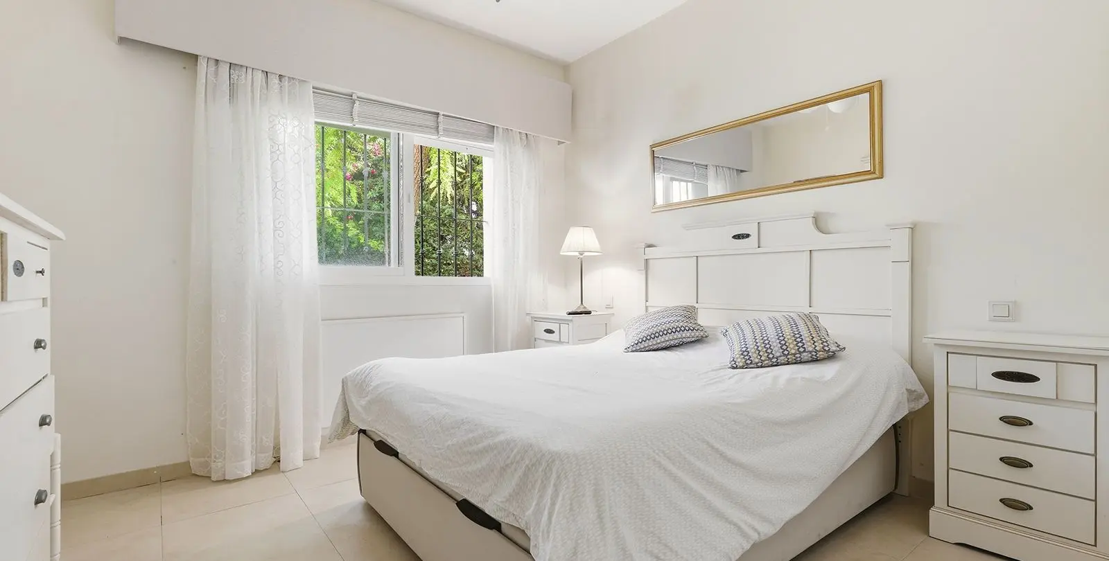 Sale of ground floor apartment in Estepona 37