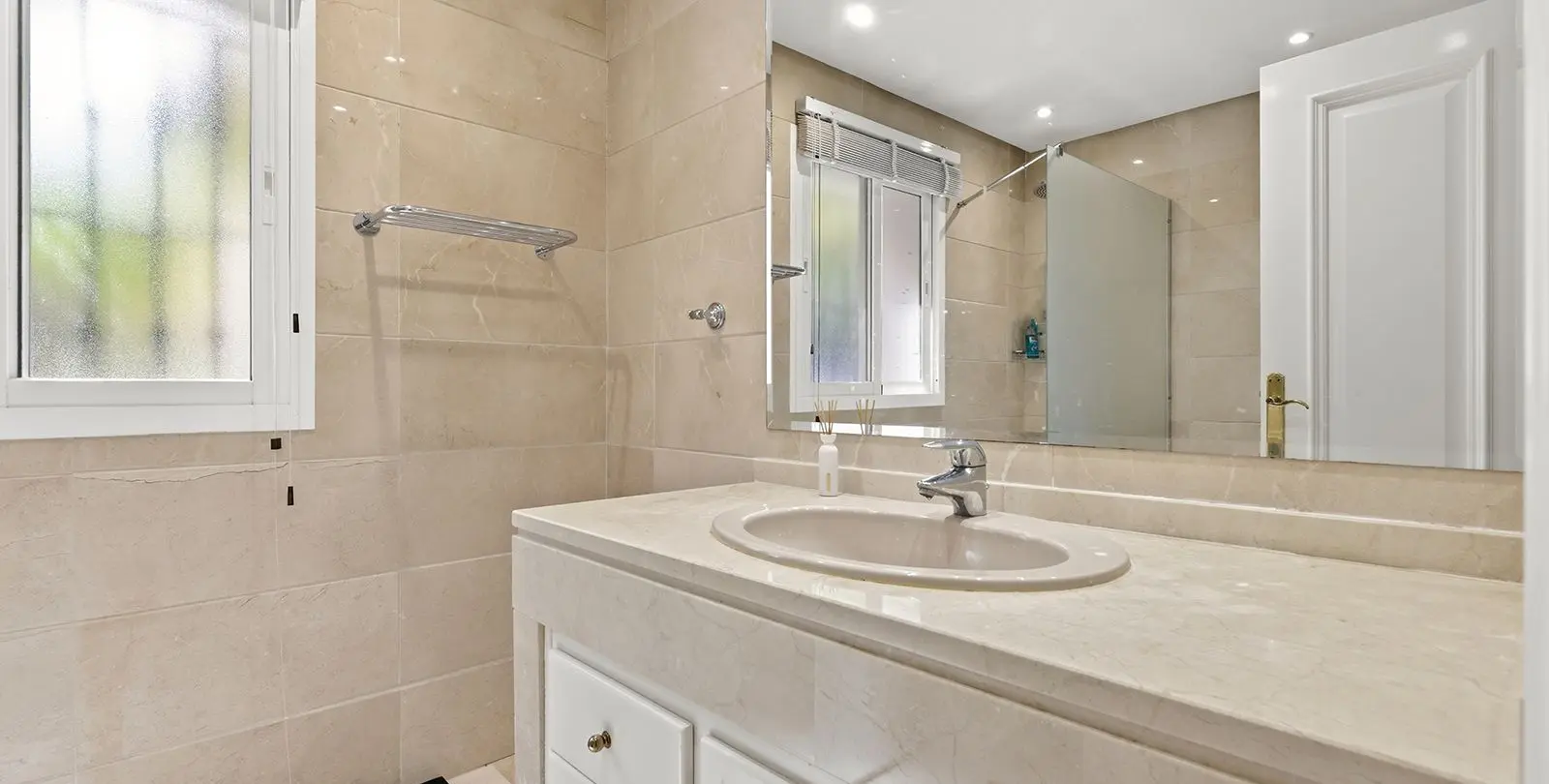 Sale of ground floor apartment in Estepona 40