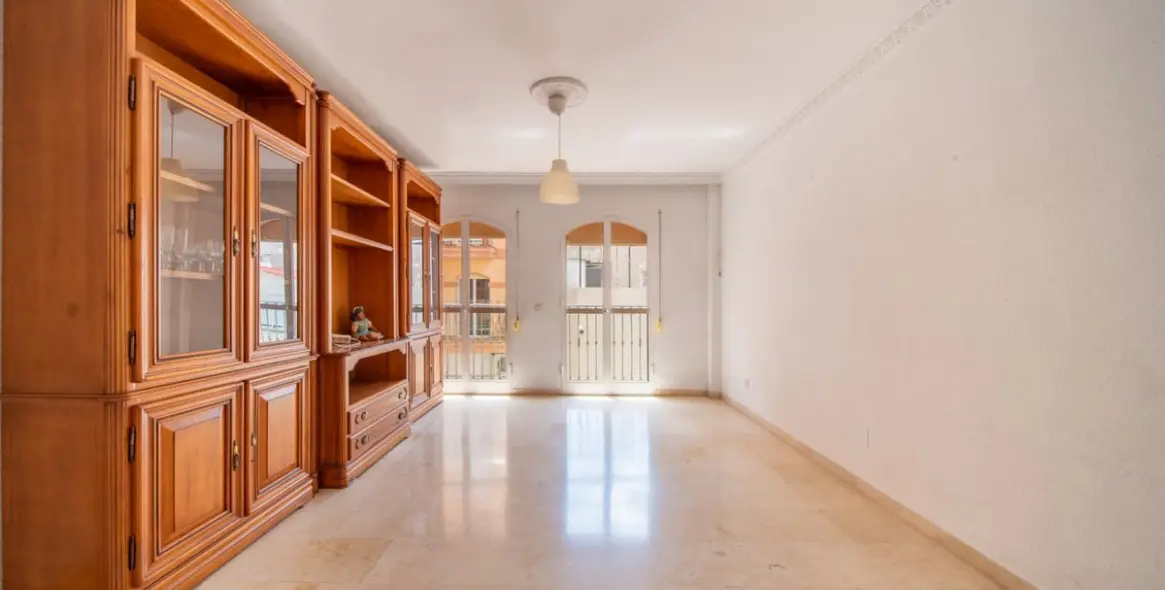 Sale of middle floor apartment in Fuengirola 2