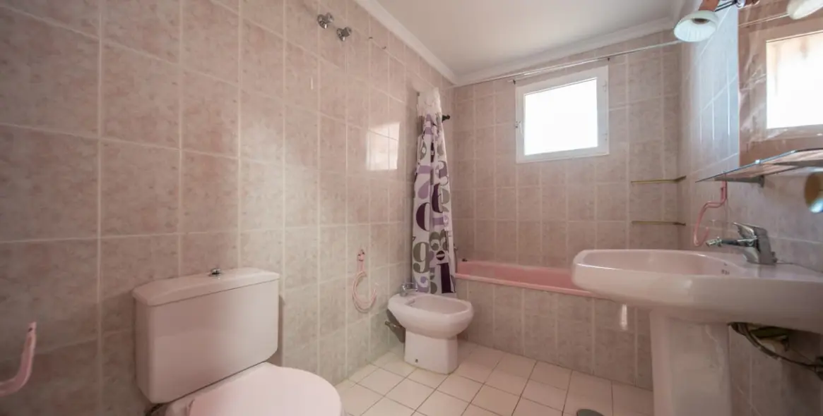 Sale of middle floor apartment in Fuengirola 7
