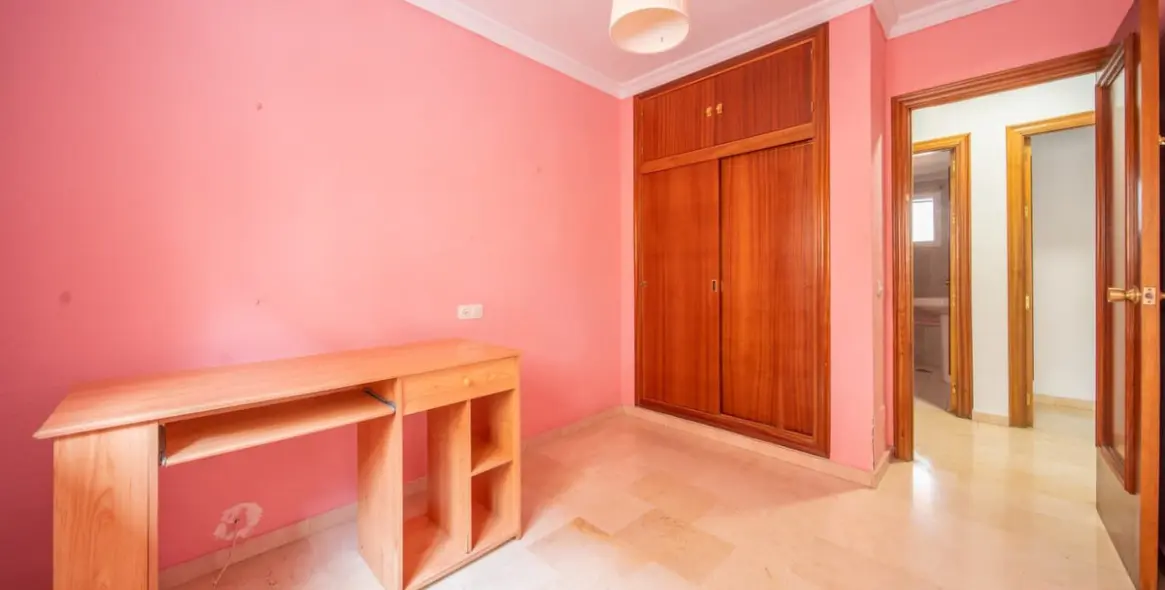 Sale of middle floor apartment in Fuengirola 11