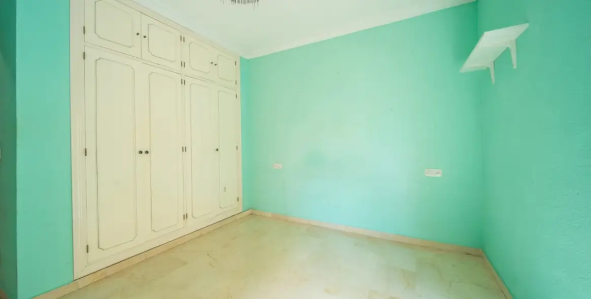 Sale of middle floor apartment in Fuengirola 12