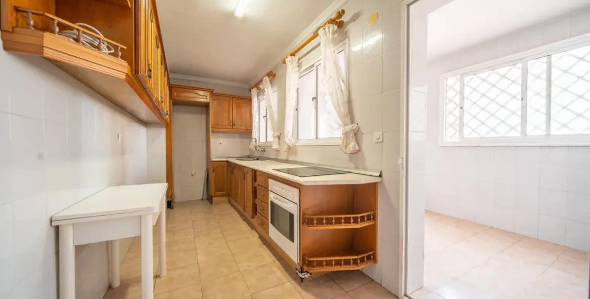 Sale of middle floor apartment in Fuengirola 16