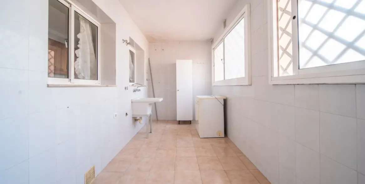 Sale of middle floor apartment in Fuengirola 18
