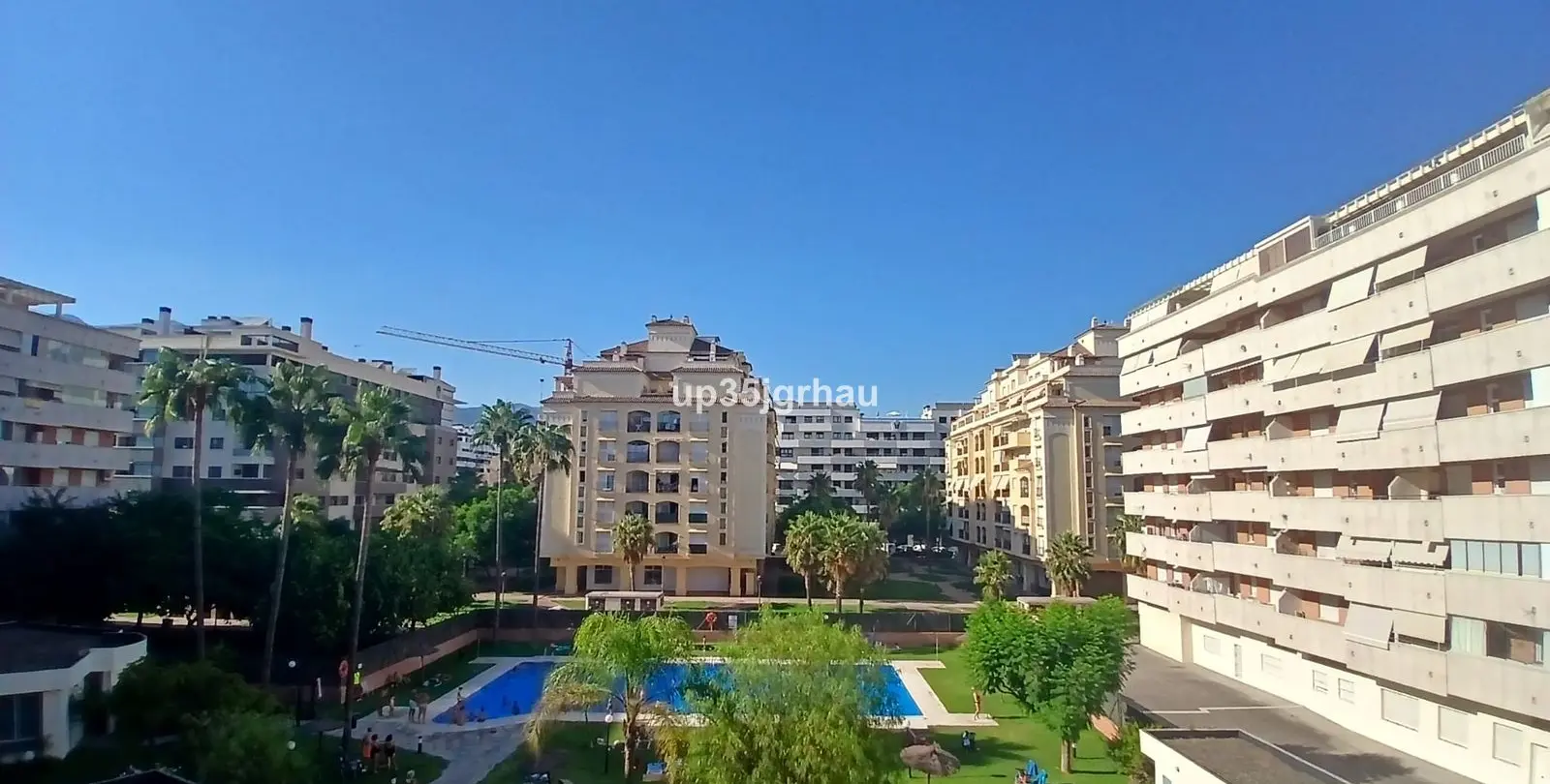 Продажа апартаментов на среднем этаже в Estepona 1