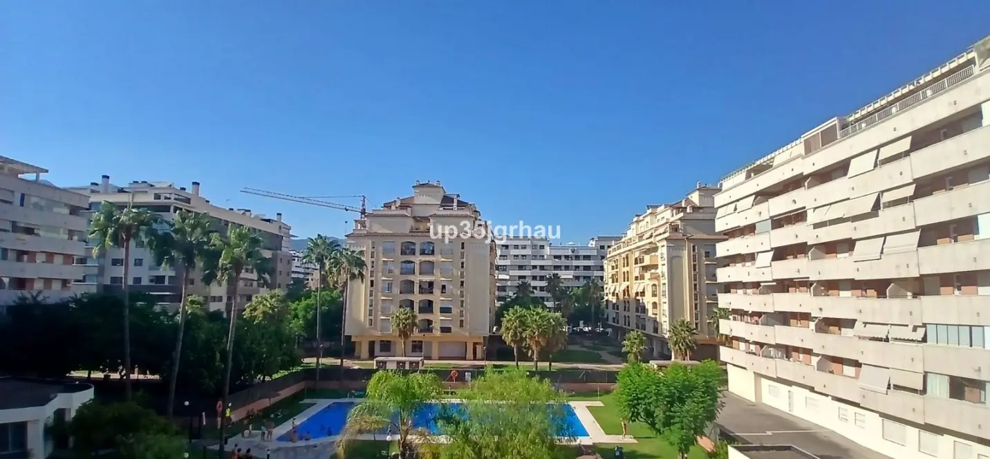 Продажа апартаментов на среднем этаже в Estepona 0