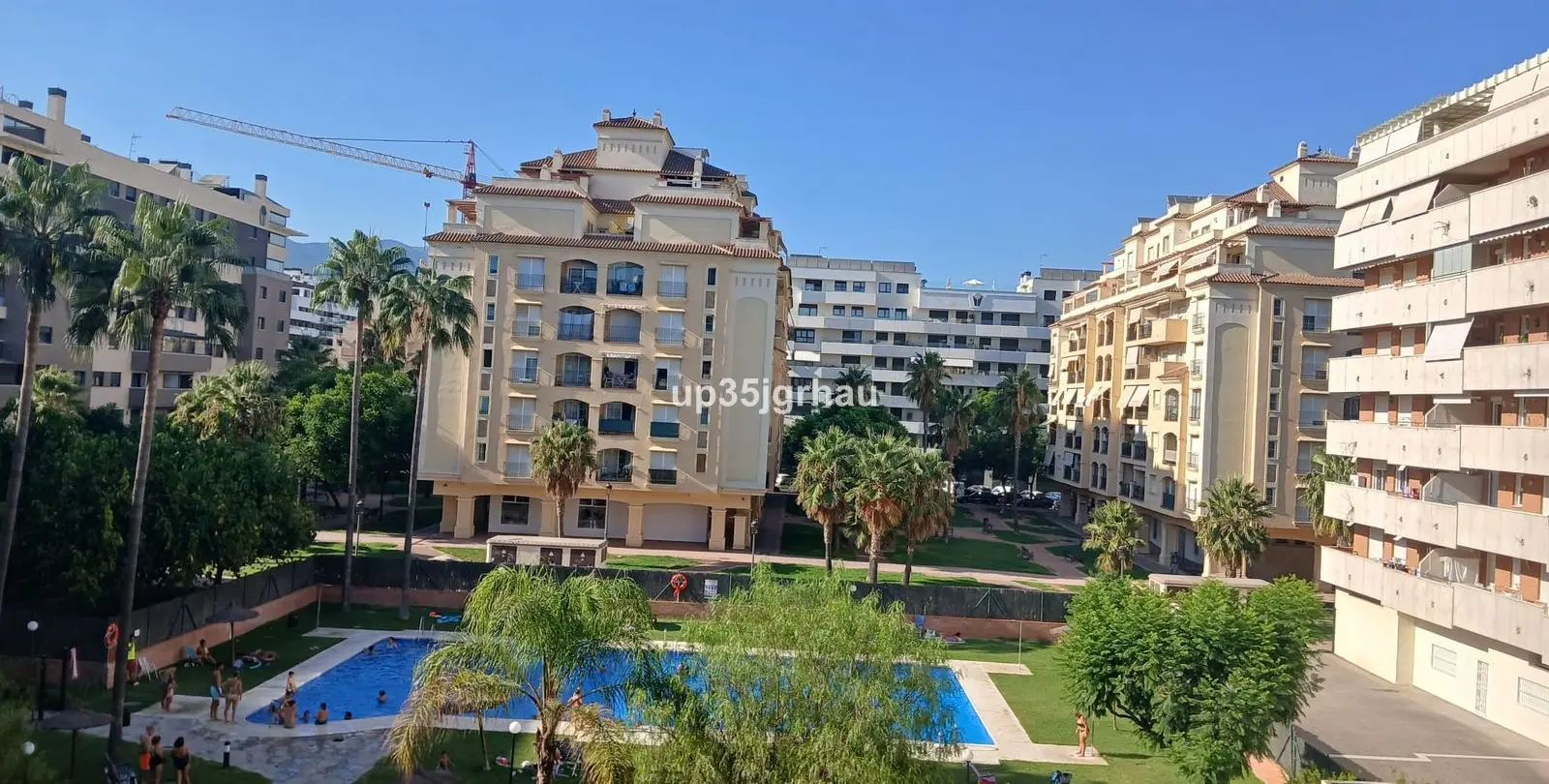 Продажа апартаментов на среднем этаже в Estepona 9