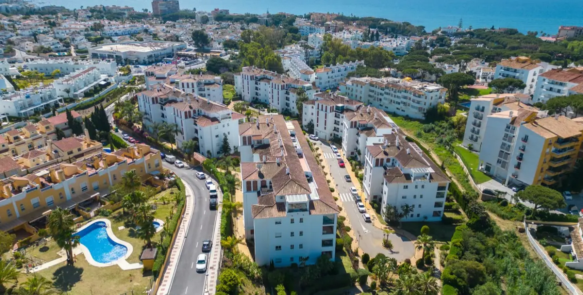 Venta de apartamento en planta media en Calahonda 1