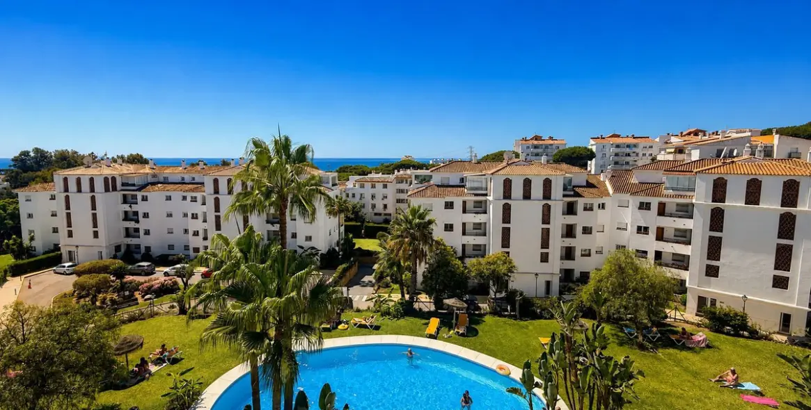 Venta de apartamento en planta media en Calahonda 2