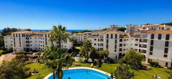 Venta de apartamento en planta media en Calahonda 1