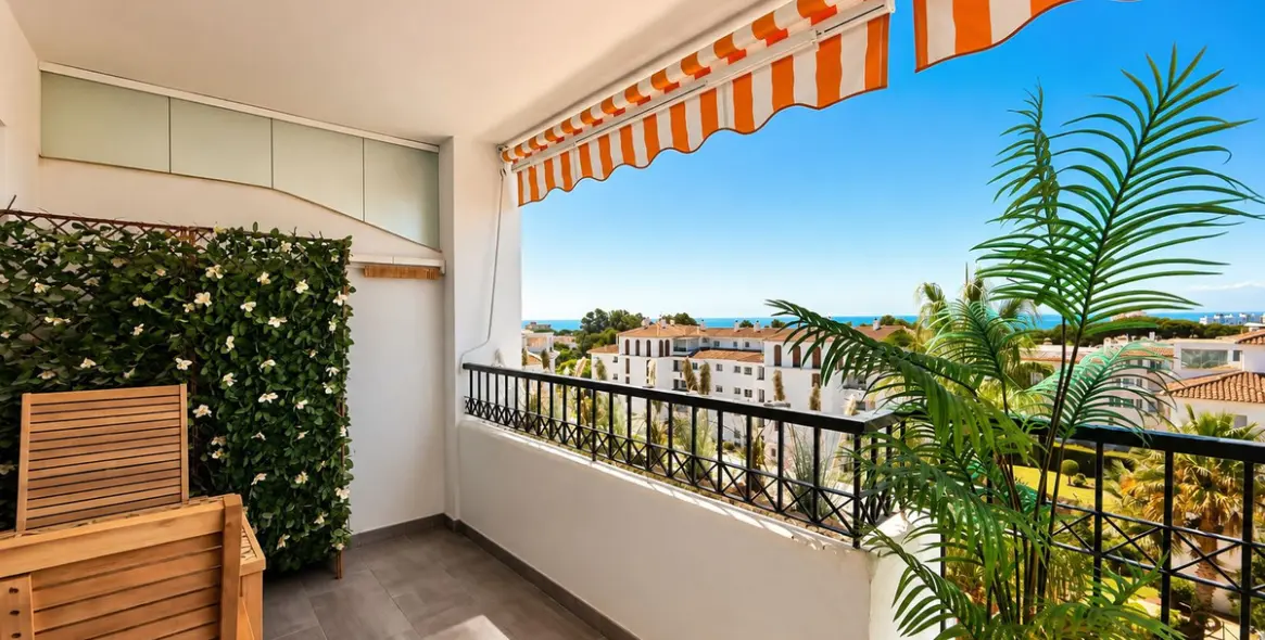 Venta de apartamento en planta media en Calahonda 3