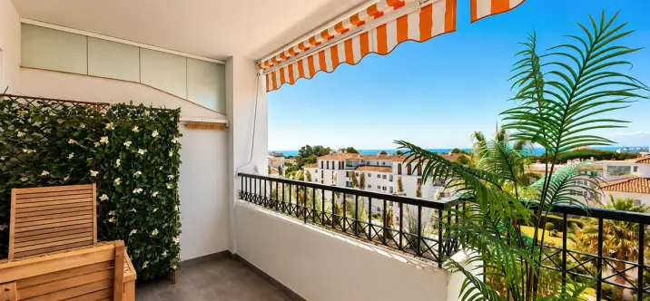 Venta de apartamento en planta media en Calahonda 2