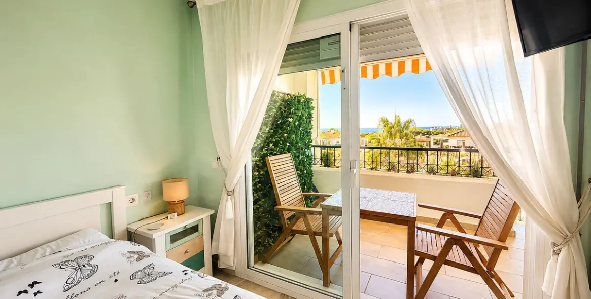 Venta de apartamento en planta media en Calahonda 5