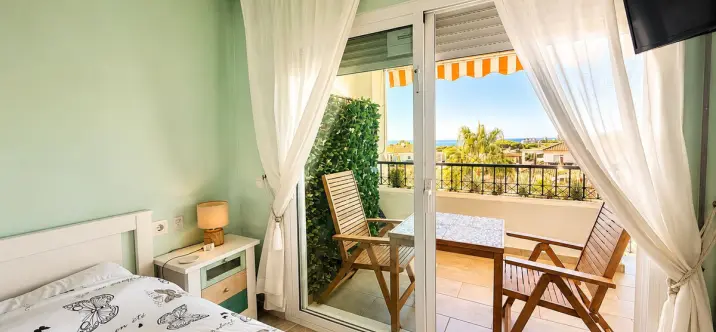 Venta de apartamento en planta media en Calahonda 4