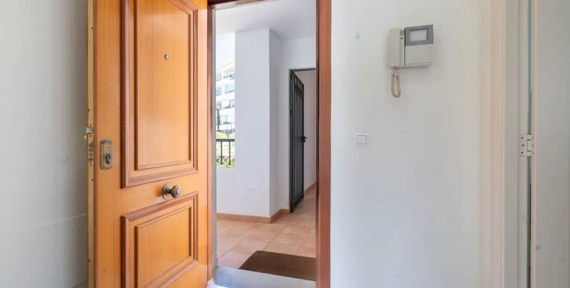 Venta de apartamento en planta media en Calahonda 14