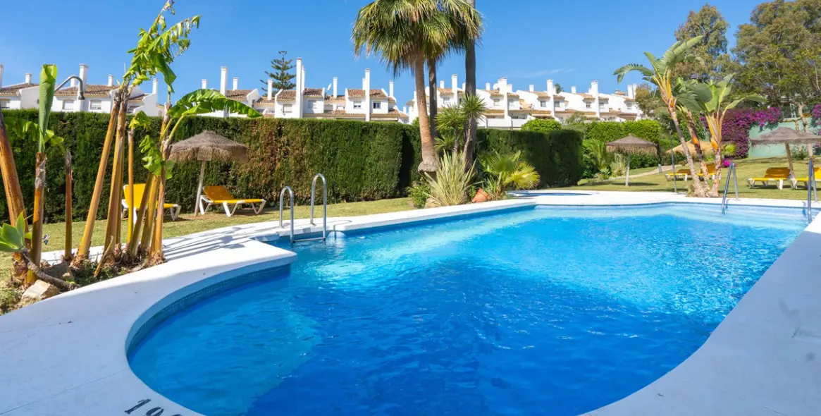 Venta de apartamento en planta media en Calahonda 15