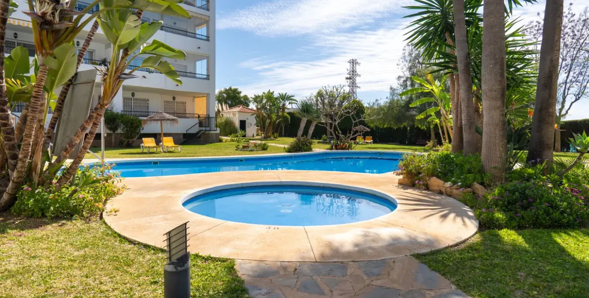 Venta de apartamento en planta media en Calahonda 16