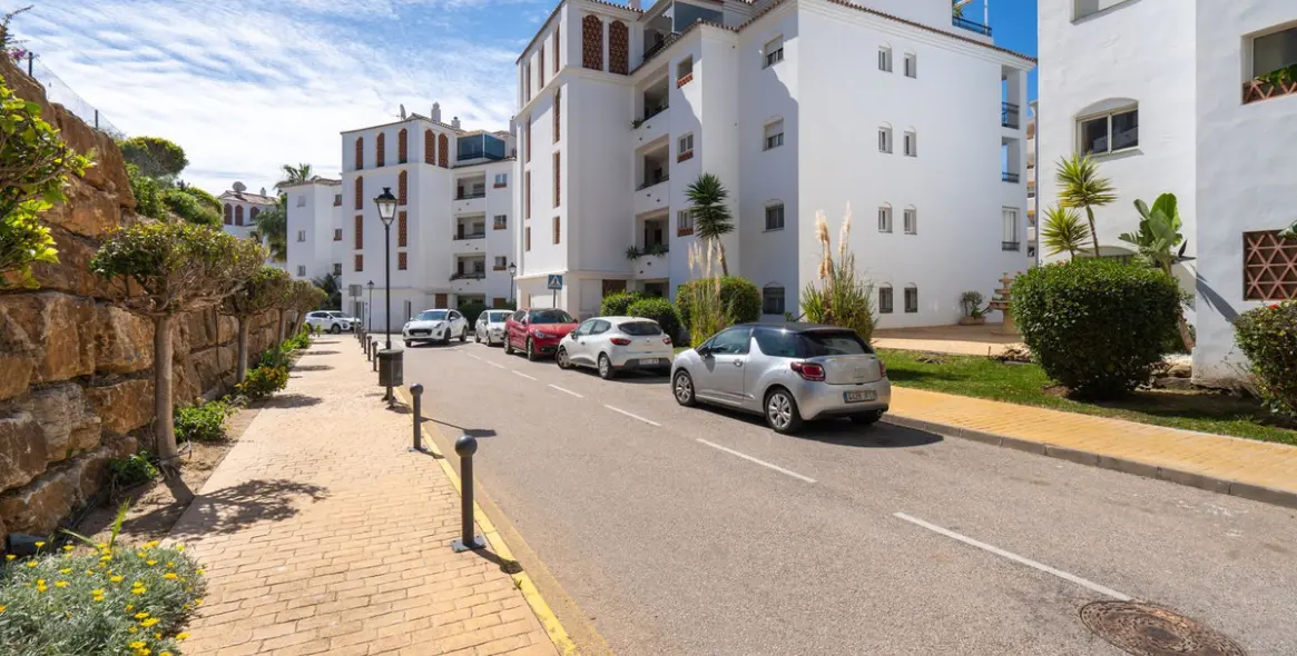 Venta de apartamento en planta media en Calahonda 17