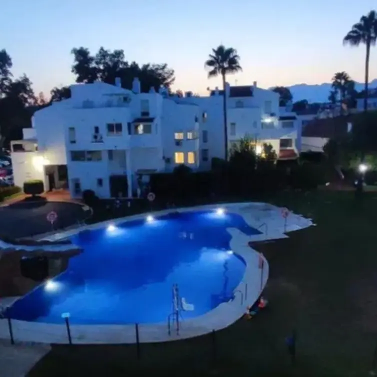 Sale of middle floor apartment in Elviria