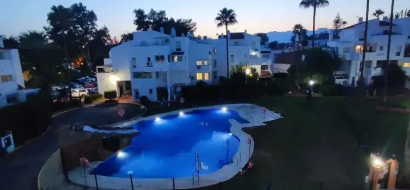 Sale of middle floor apartment in Elviria 0