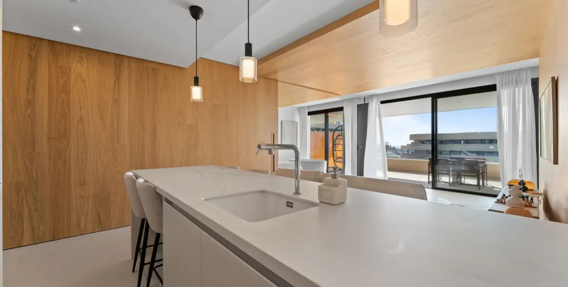Sale of middle floor apartment in Higueron 19