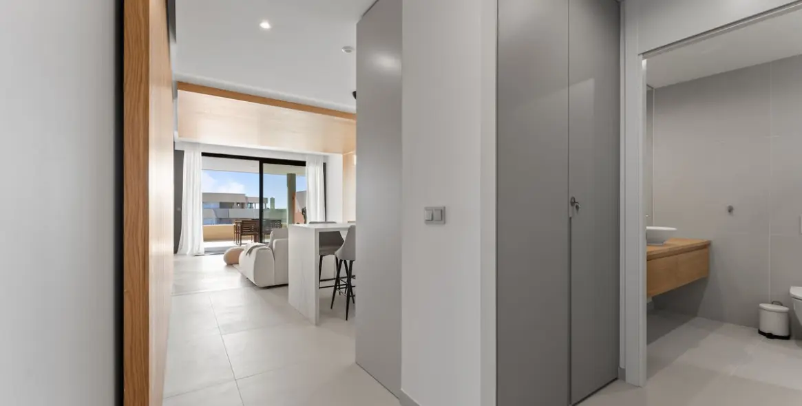 Sale of middle floor apartment in Higueron 23