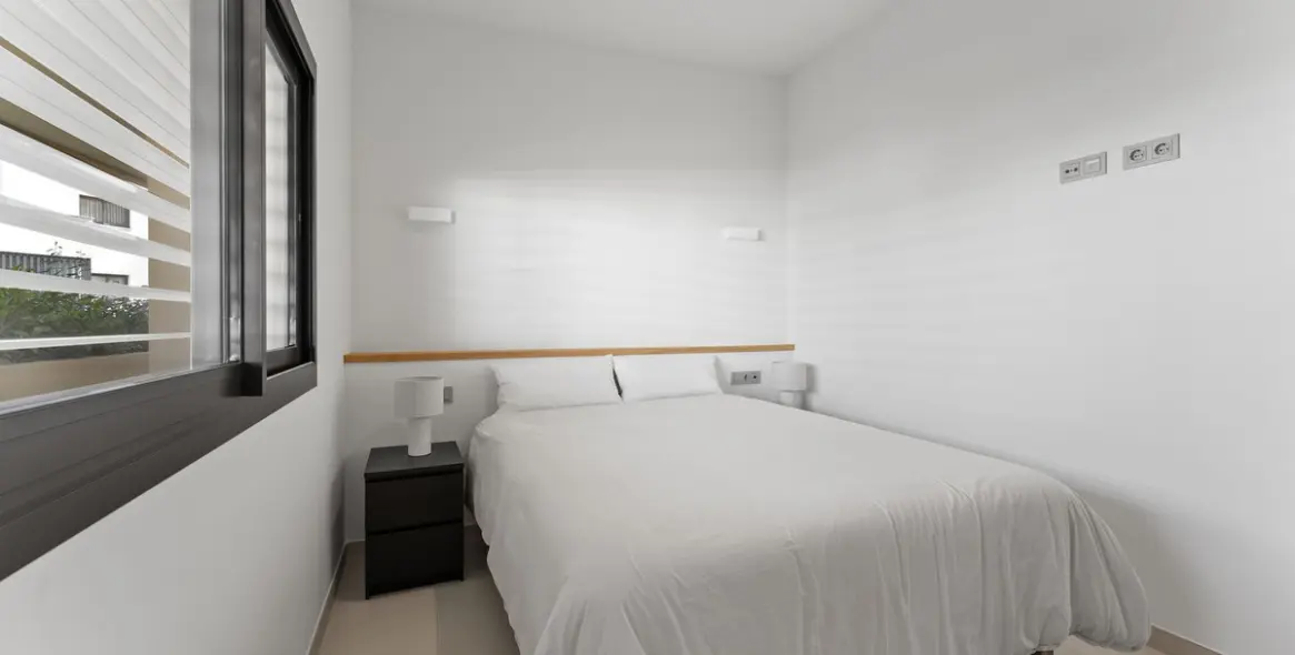 Sale of middle floor apartment in Higueron 26
