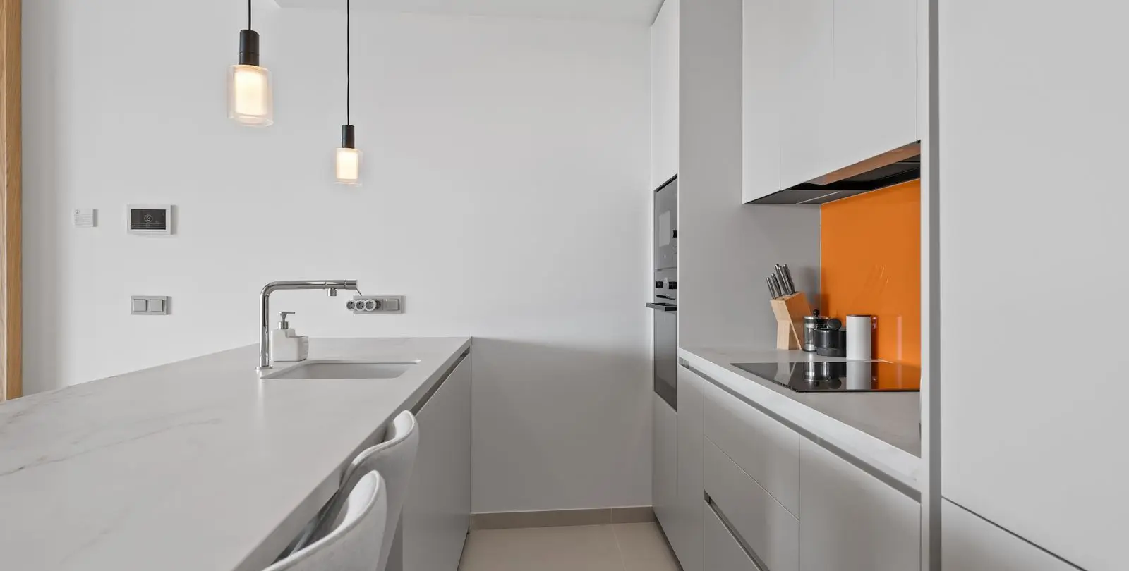 Sale of middle floor apartment in Higueron 21