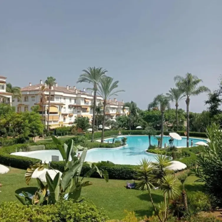 Продажа апартаментов на среднем этаже в Marbella