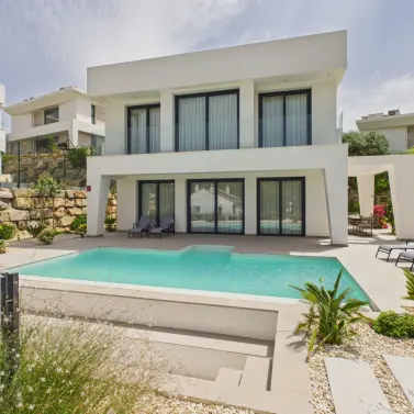 Sale of detached villa in La Duquesa