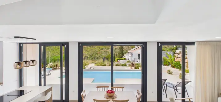 Sale of detached villa in La Duquesa 2