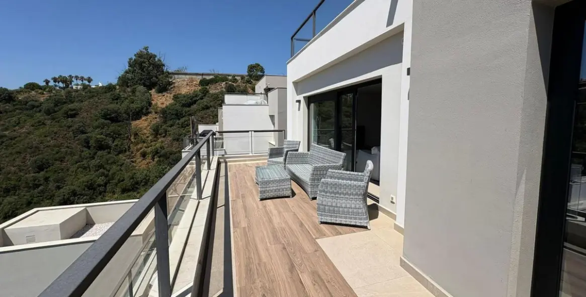 Venta de ático dúplex en Nueva Andalucía 9