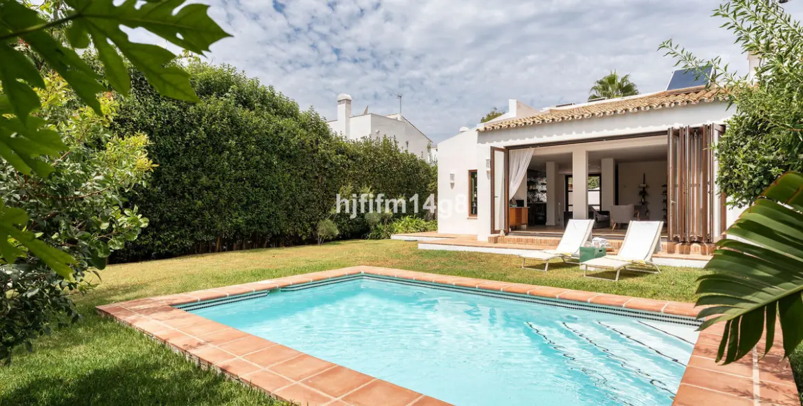 Venta de villa independiente en Estepona 1