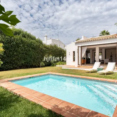 Sale of detached villa in Estepona