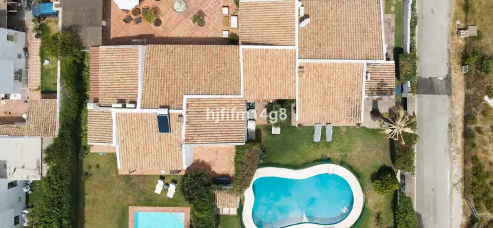 Sale of detached villa in Estepona 1