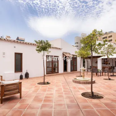 Sale of detached villa in Estepona