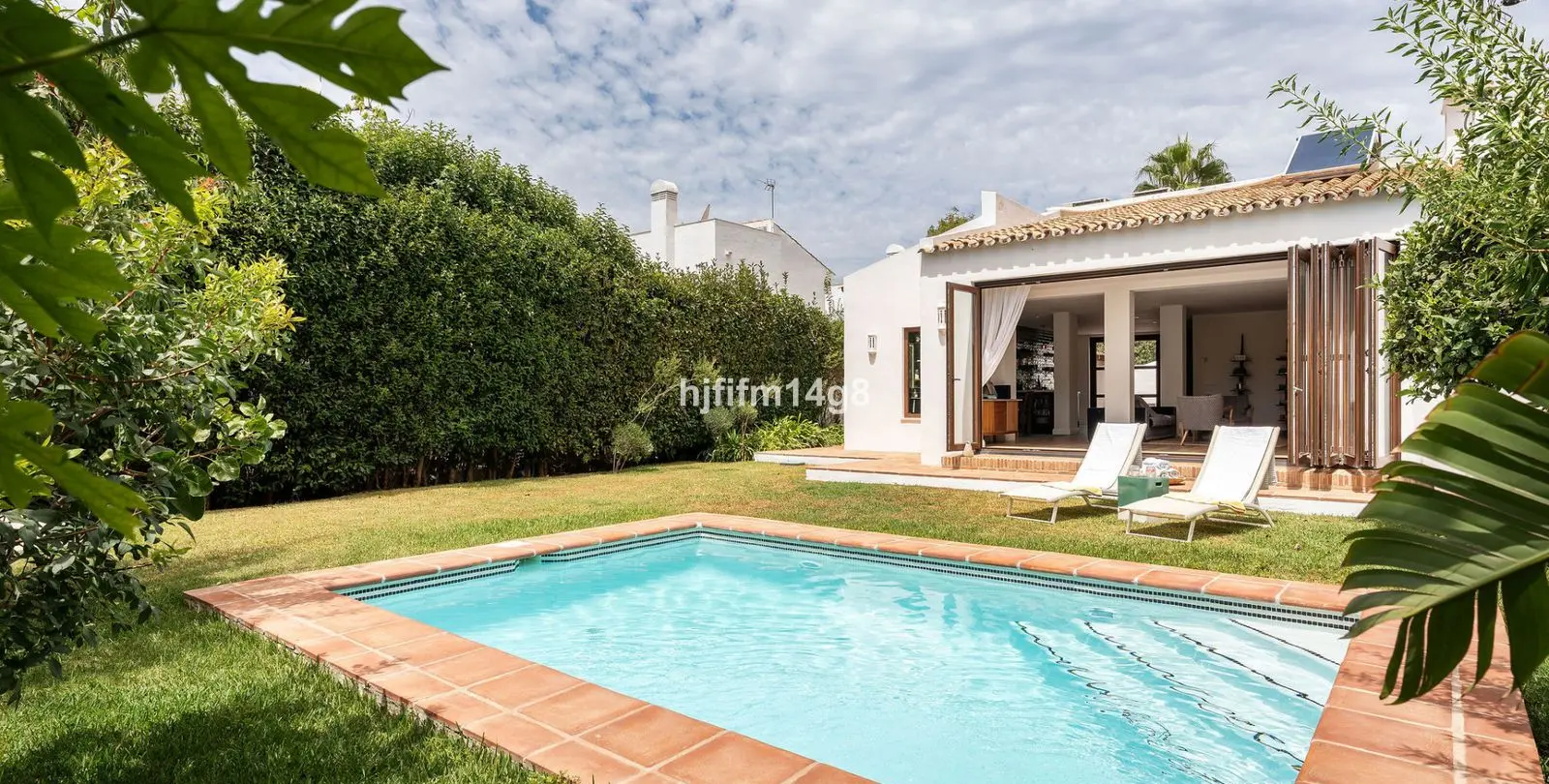 Sale of detached villa in Estepona 1