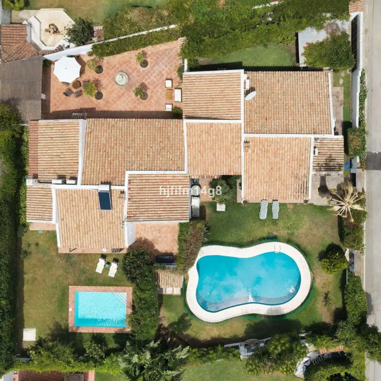 Продажа  отдельно стоящей виллы в Estepona
