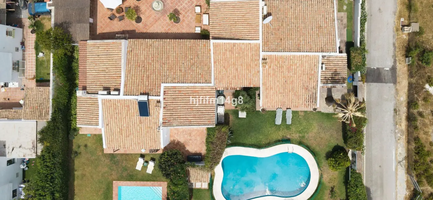 Продажа  отдельно стоящей виллы в Estepona 1