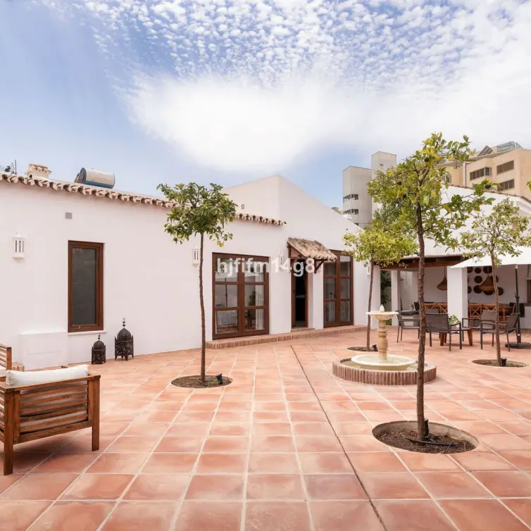 Продажа  отдельно стоящей виллы в Estepona
