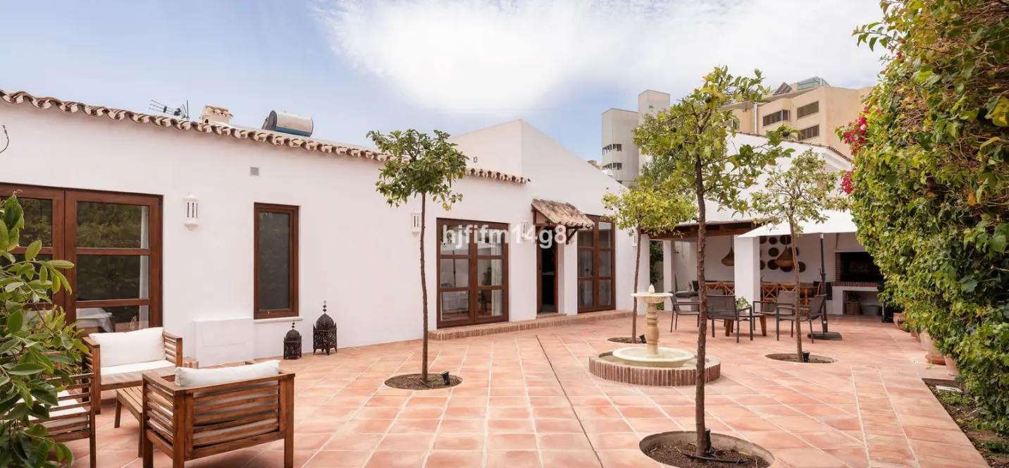 Продажа  отдельно стоящей виллы в Estepona 3