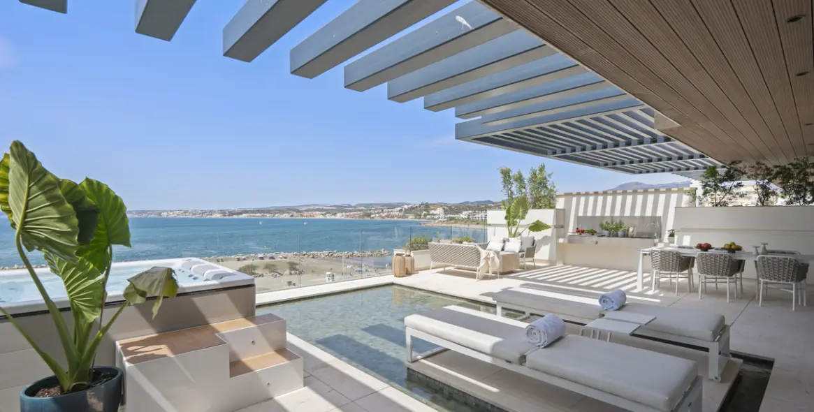 Sale of middle floor apartment in Estepona 1