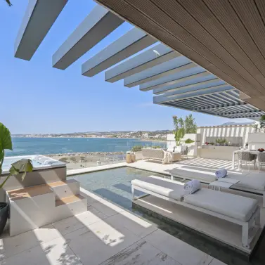 Sale of middle floor apartment in Estepona