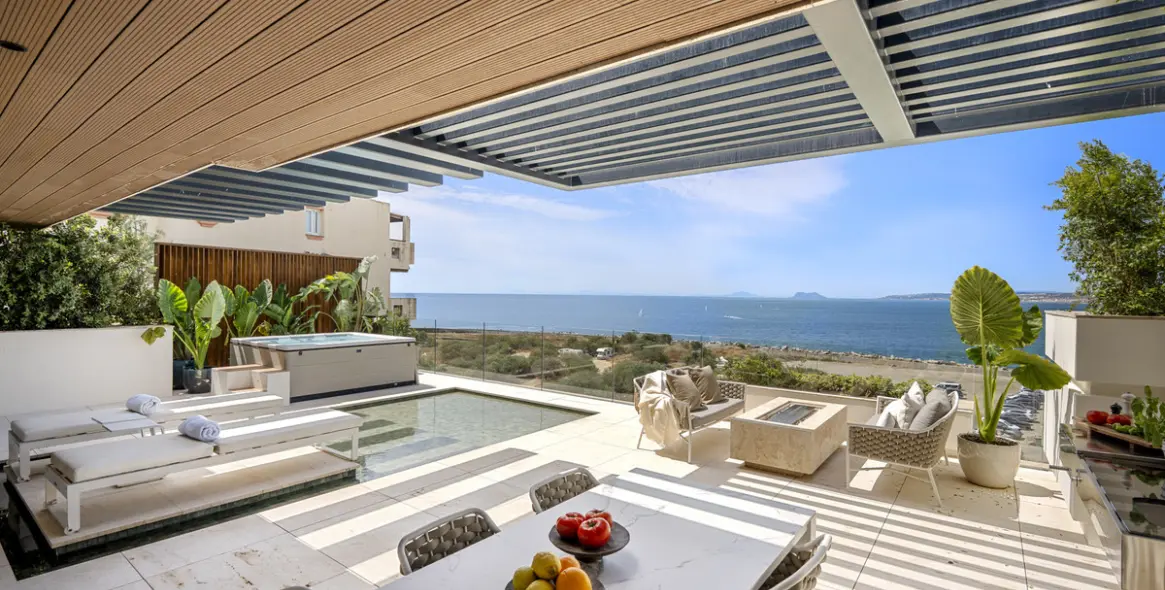 Sale of middle floor apartment in Estepona 2