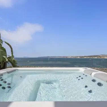 Sale of middle floor apartment in Estepona