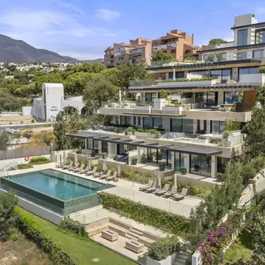Sale of middle floor apartment in Estepona