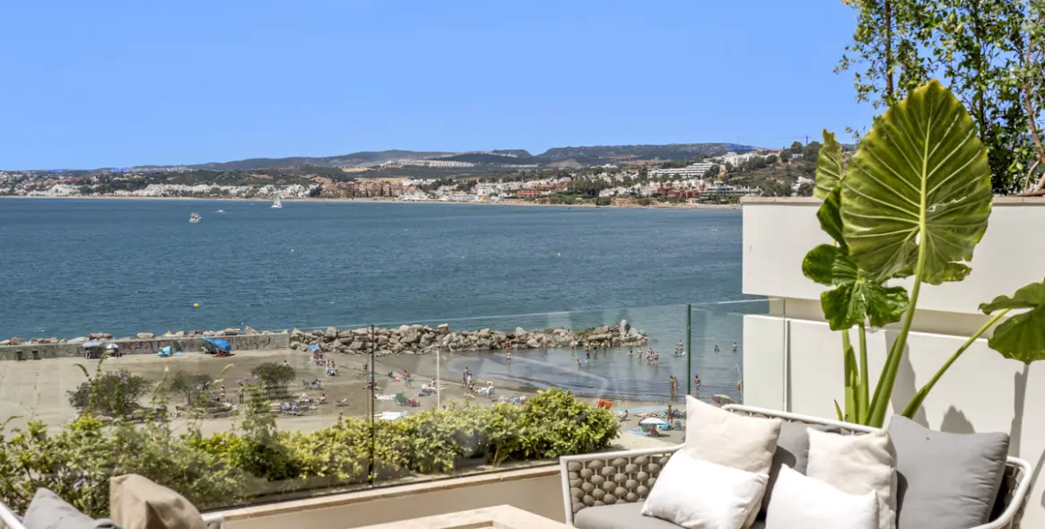 Sale of middle floor apartment in Estepona 26